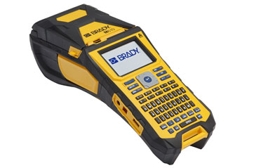 En Brady M610 bærbar skriver.