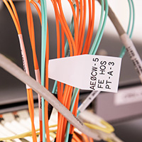 En flaggetikett viklet rundt en ledning.