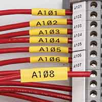 Krympeetiketter viklet rundt ledninger.