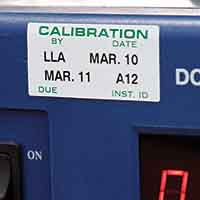 En metallaktig etikett festet til et utstyrspanel.