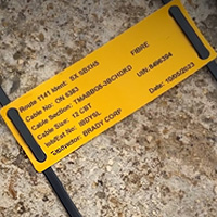 En tag som er viklet rundt og festet til en slange.