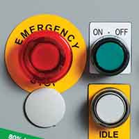 Etiketter med hevet profil rundt knappene på et kontrollpanel.