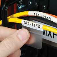 Omslagsetiketter pent festet til ledninger.