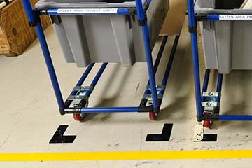Et område for traller er tydelig merket med gulvtape.