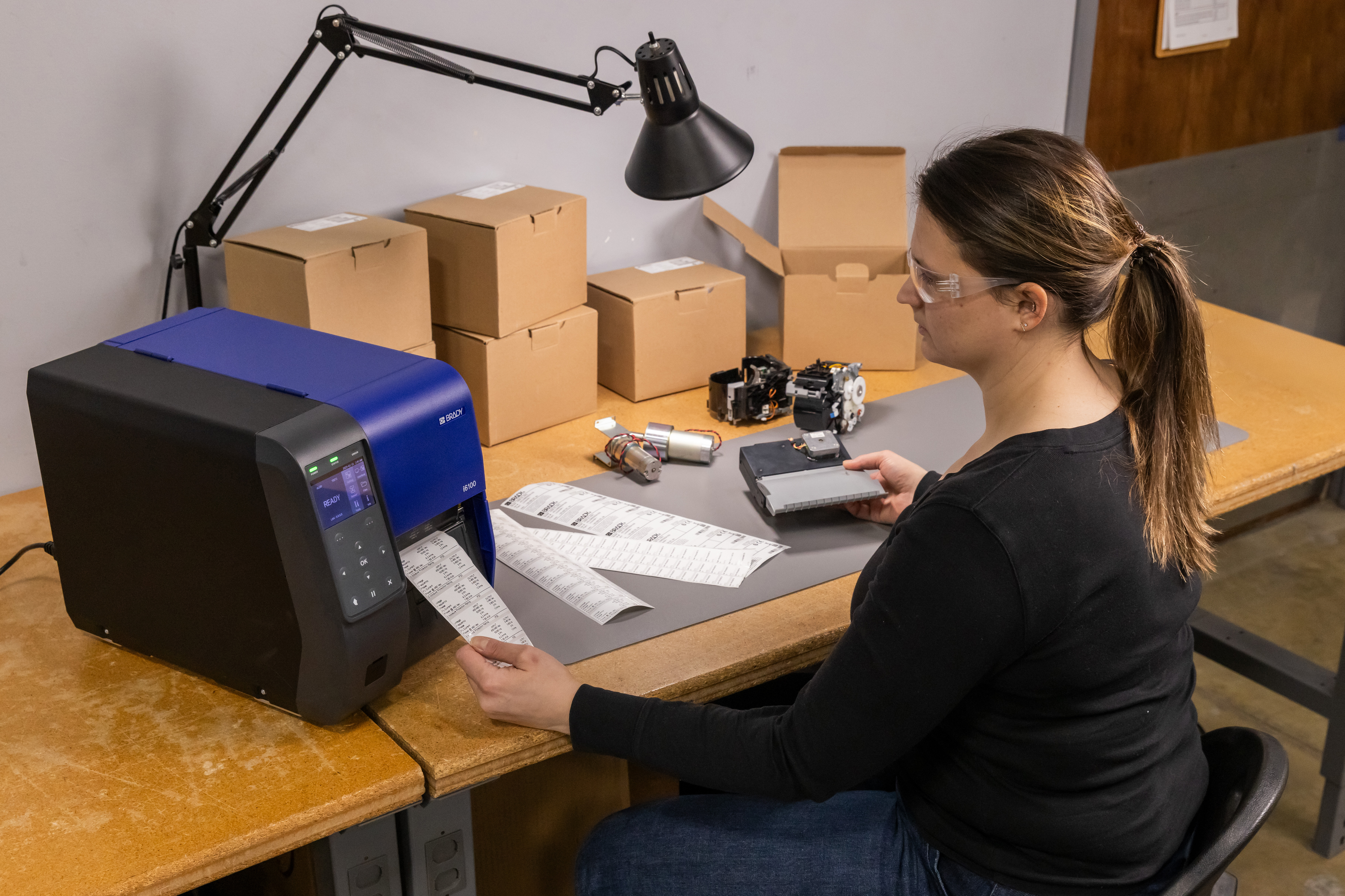 Skriver med etiketter på bordet