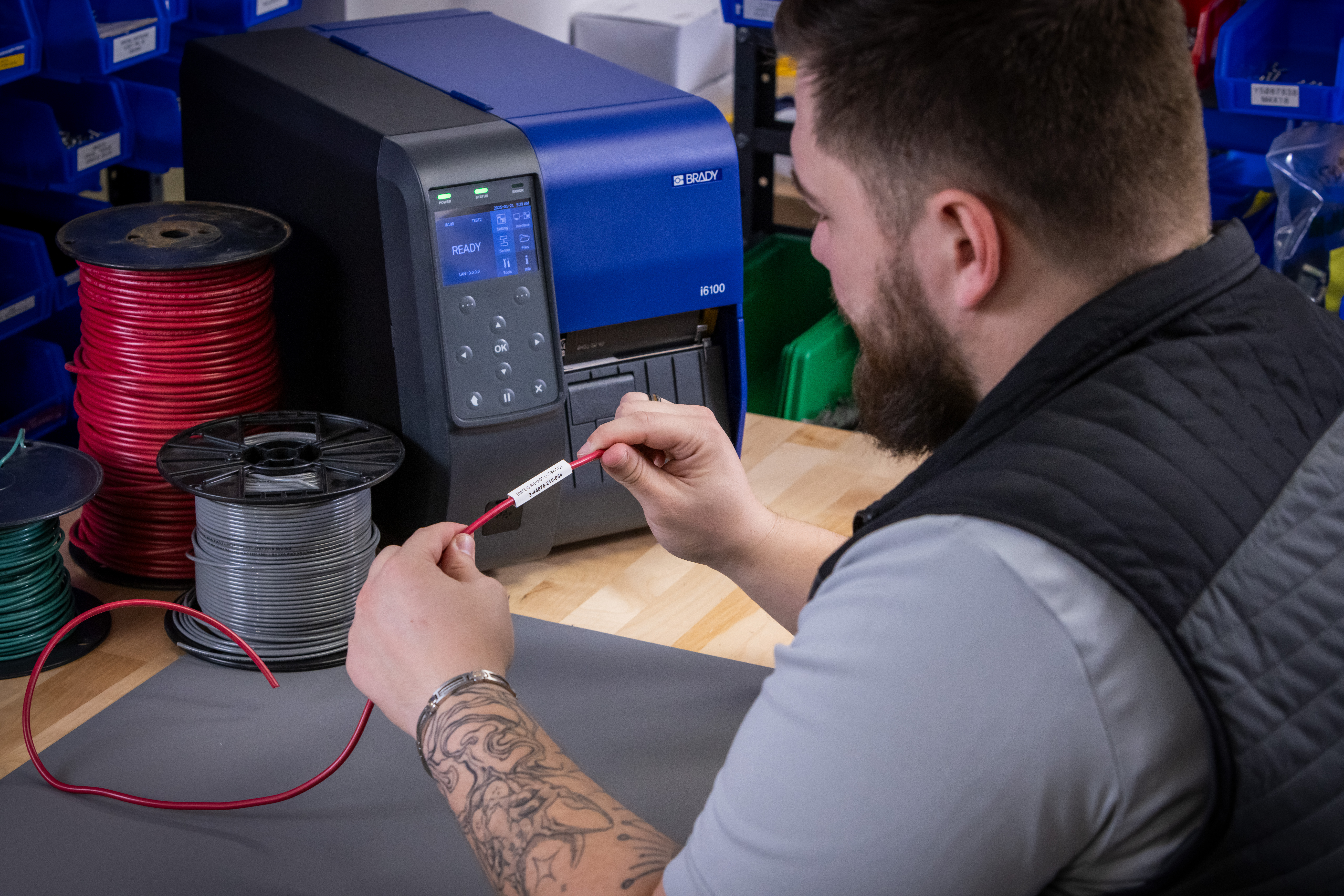 Skriver på bord med kabel.