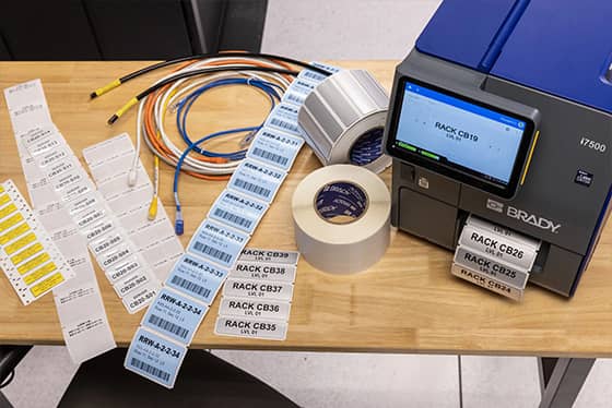 En medarbeider setter inventarmerking på en bærbar datamaskin.