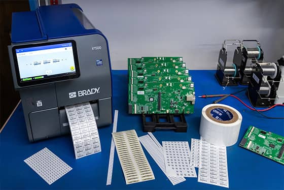 En medarbeider setter inventarmerking på en bærbar datamaskin.