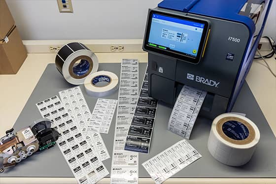 En medarbeider setter inventarmerking på en bærbar datamaskin.