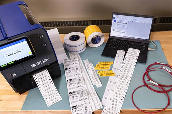 En medarbeider setter inventarmerking på en bærbar datamaskin.