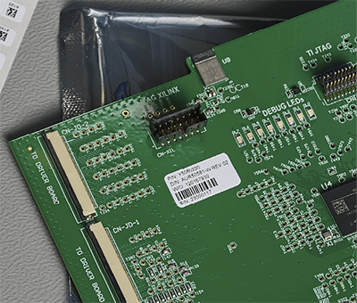 En i7500-etikett på et kretskort som viser tydeligheten til den trykte etiketten. 