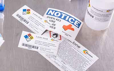 En rekke laboratorieetiketter i ulike farger.