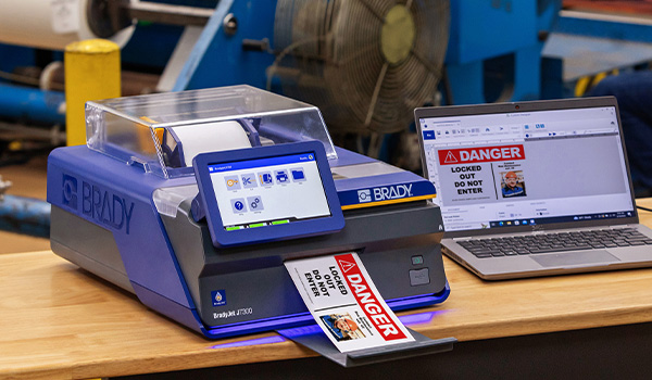 J7300-skriver på et skrivebord i et produksjonsanlegg.