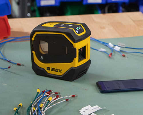 M511-skriveren med merkede ledninger og en mobiltelefon