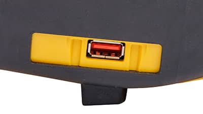 En M710 som skriver ut en rull med varmekrympende etiketter.