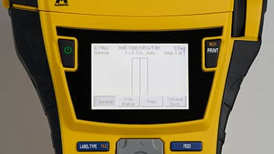 Et batteri settes inn i bunnen av M710-skriveren.
