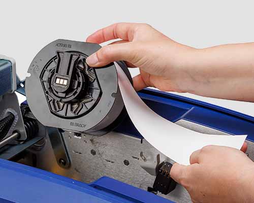 En person som bytter etikettunderlag på en S3700.