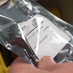 En strekkode trykt på en skinnende plastpose.