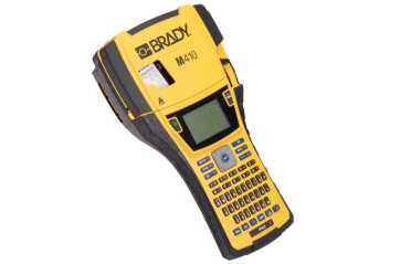 En Brady M410 bærbar skriver.