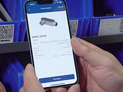En person som bruker sin egen mobilapp til å skrive ut etiketter.