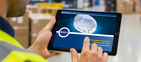 En arbeider slår opp i veiledningen på et nettbrett.